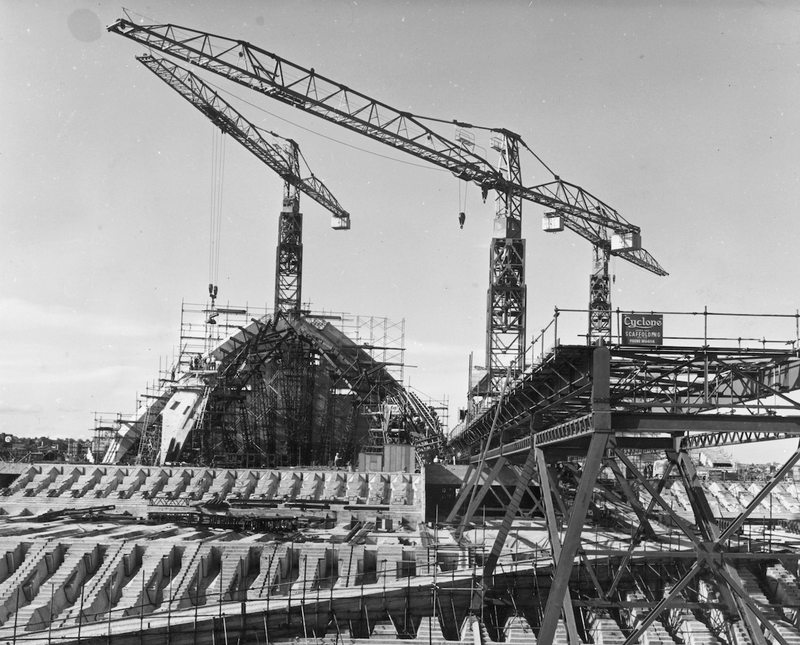 Illustration for article titled Photos of Famous Landmarks While They Were Still Under Construction